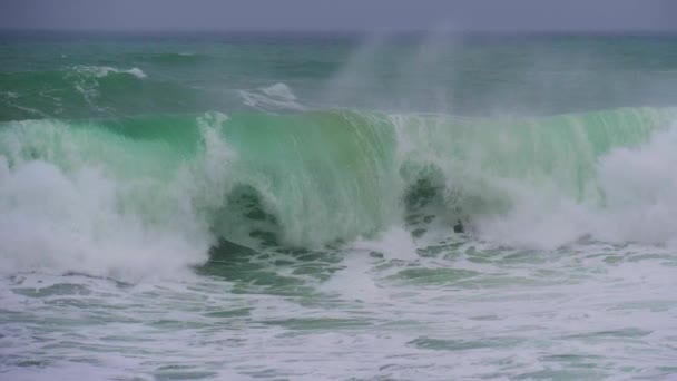 波破壊ヘッドオン超スローモーション青緑色の水白い泡コスタ ブラバの一時的な海の嵐 — ストック動画