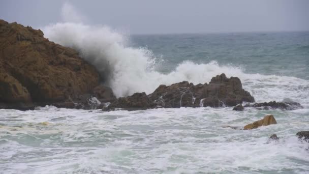 ブレーンの海の嵐岩に対して破壊超遅い動きで巨大な波地中海の海コスタ ブラバ冬の曇りの日 — ストック動画