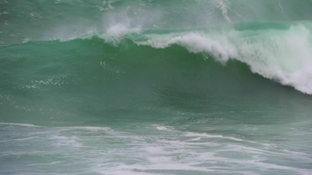 Супер Медленные Штормовые Дневные Волны Струящиеся Сине Зеленой Окрашенной Водой — стоковое видео