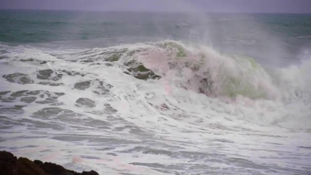 Olá Super Câmera Lenta Quebrando Costa Tempestade Dia Nublado Mar — Vídeo de Stock