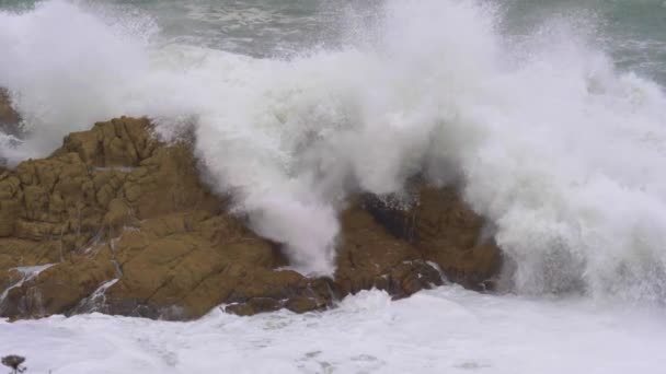 Super Slow Motion Wave Breaking Rocks — Stok video