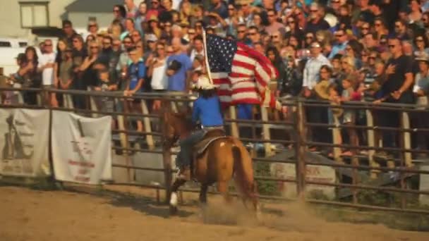 Amerikalı Vatansever Kovboy Ulusal Bayrağı Sallıyor Montana Ringinde — Stok video