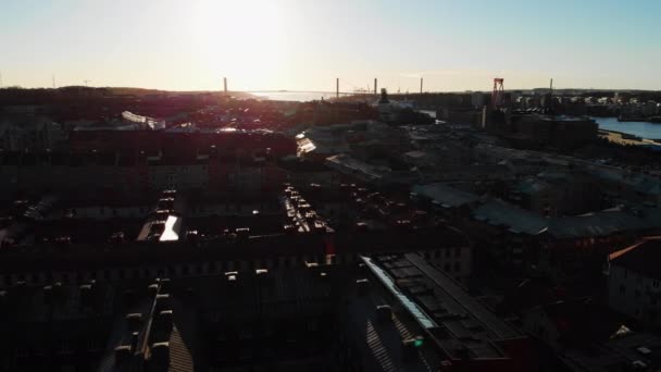 背景にLvsborgsbron橋と美しいGteborg都市景観の空中確立ショット スウェーデンのヨーテボリ市 Vstra Gtaland County黄金の時間の日没の日の出の間 ドローン撮影 — ストック動画