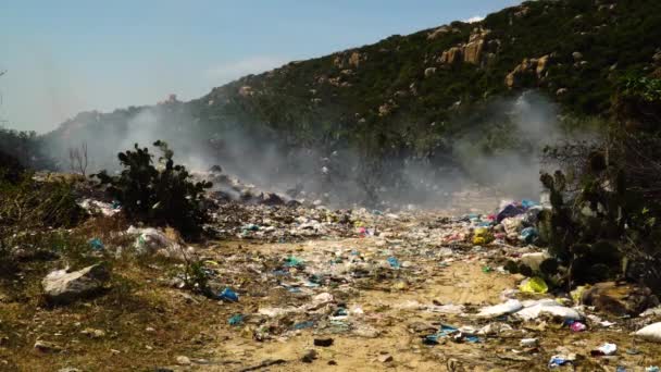 Membakar Sampah Tempat Pembuangan Sampah Vietnam Menyebabkan Polusi Udara Konsep — Stok Video