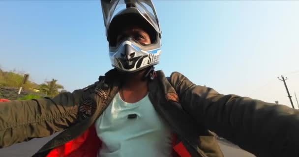 Indian Cykel Ryttare Med Jacka Ridning Motorcykel Indisk Väg Sport — Stockvideo