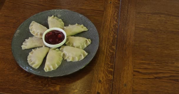 Färsk Handgjord Ravioli Dumpling Pasta Serveras Med Röd Marmelad Och — Stockvideo