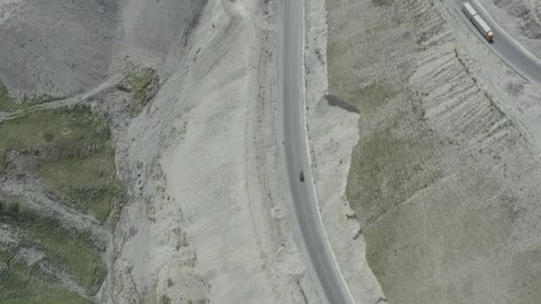 Vista Aérea Después Coche Que Conduce Paso Montaña Kirguistán Levantamiento — Vídeo de stock