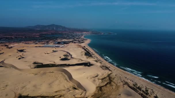 Drönare Flyga Över Vietnams Kust Med Sanddyner Stranden Mui Dinh — Stockvideo