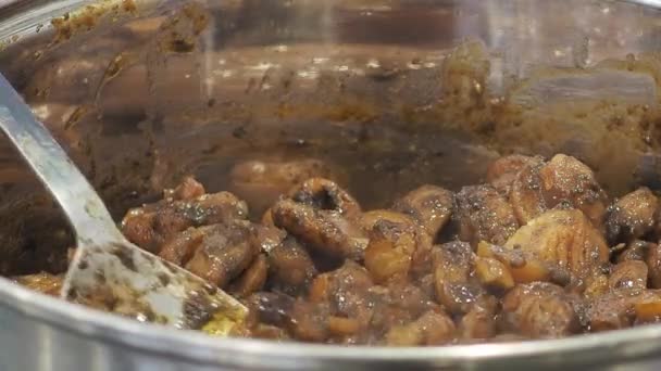 요리사는 쇠고기 스튜의 일부를 버섯을 알루미늄 타르트에 넣는다 포커스와 클로즈업 — 비디오