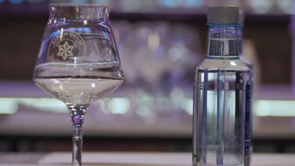 Cameriere Pone Bicchieri Cristallo Sul Tavolo Primo Piano Statico Con — Video Stock