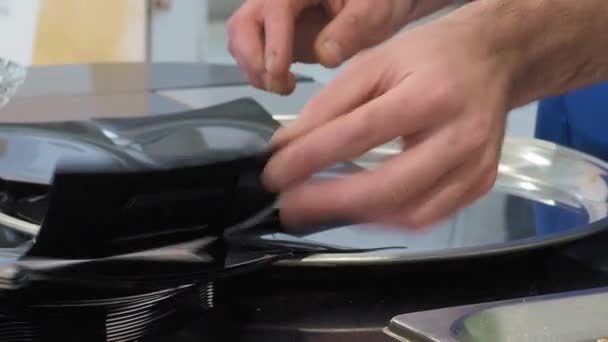 Cocine Coloca Platos Negros Pequeños Para Distribuir Las Porciones Comida — Vídeo de stock