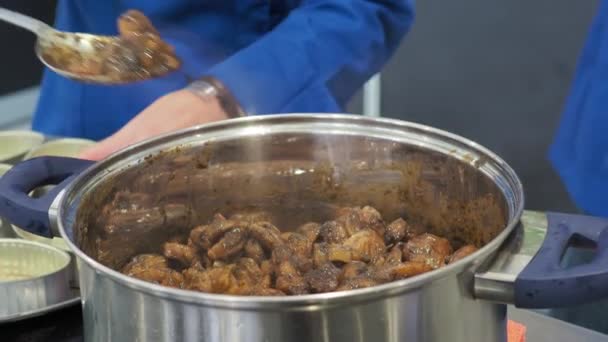 Koki Menempatkan Sebagian Daging Sapi Rebus Dengan Biji Yang Luas — Stok Video