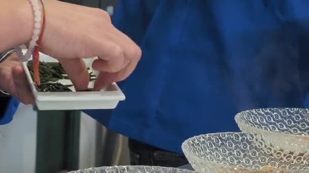 Chef Coloca Algas Taças Cristal Para Comensais Tiro Estático — Vídeo de Stock