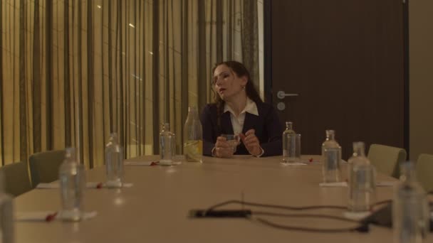 Kadını Endişeli Sinirli Bir Şekilde Boş Bir Salonda Oturuyor Ayakta — Stok video