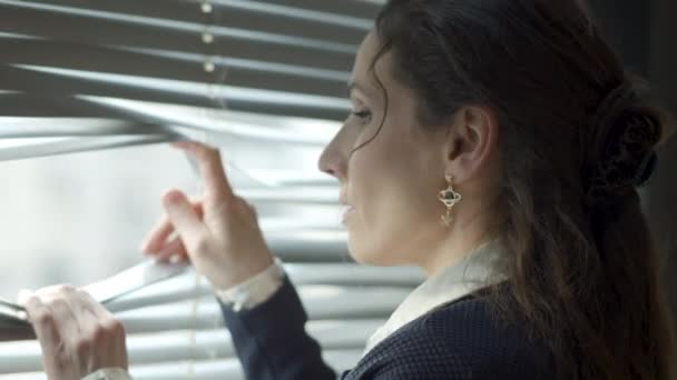 Sträng Affärskvinna Tittar Genom Fönstret Skygglappar Och Vrida Huvudet Till — Stockvideo