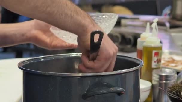Cozinheiro Serve Feijões Largos Tigelas Vidro Cortadas Tiro Estático Com — Vídeo de Stock