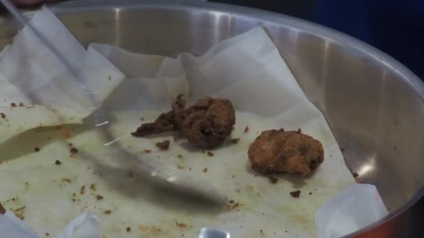 Cozinheiro Coleta Lulas Fritas Empanadas Uma Panela Alumínio Com Papel — Vídeo de Stock