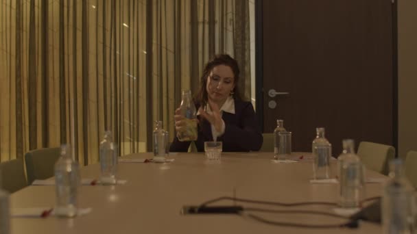 Langsamer Zugang Geschäftsfrau Die Ängstlich Wasser Einem Leeren Sitzungssaal Trinkt — Stockvideo