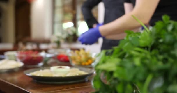 Chef Profissional Enfeite Bolinhos Macarrão Ravioli Feitos Mão Com Groselha — Vídeo de Stock