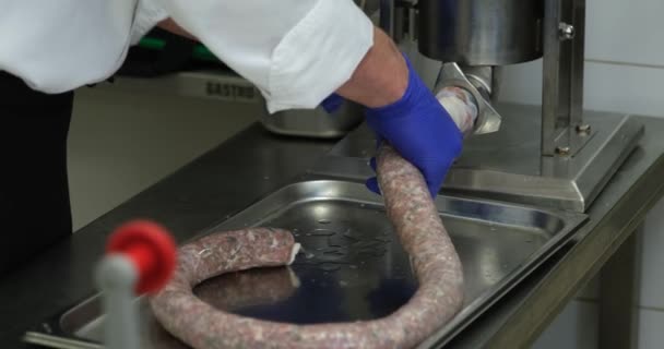 Wurst Herstellungsprozess Mit Frischer Roter Fleischmahlmaschine Geschickter Koch Verwendet Küchenhilfe — Stockvideo