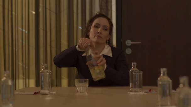 在一个空荡荡的会议室里 一位商界女性正焦急地喝水 — 图库视频影像
