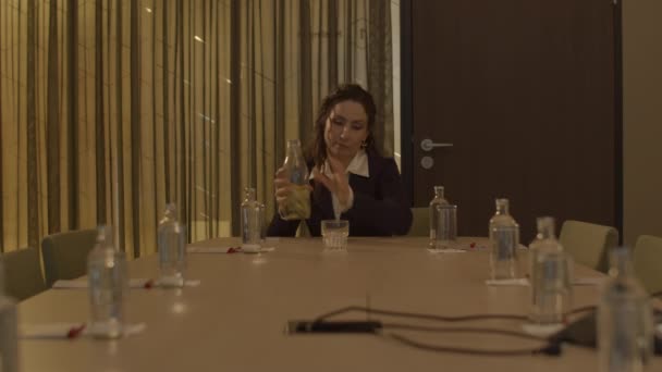 Široký Pohled Obchodní Žena Úzkostlivě Pít Vodu Prázdné Zasedací Místnosti — Stock video