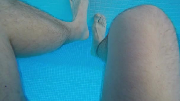 Pov Mans Legs Swimming Pool Pushing Wall Propulsating Himself Water — Stock Video