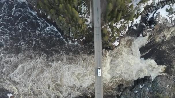 Vista Aérea Campista Dirigindo Sobre Uma Ponte Cachoeira Norway Cima — Vídeo de Stock