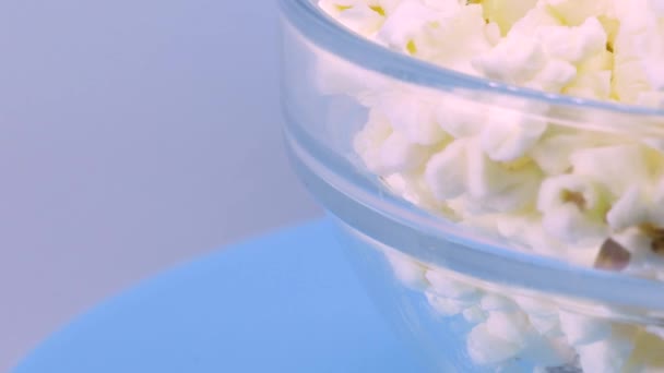 Miska Popcornu Obracająca Się Niebieskiej Powierzchni Ujęcie Makro — Wideo stockowe