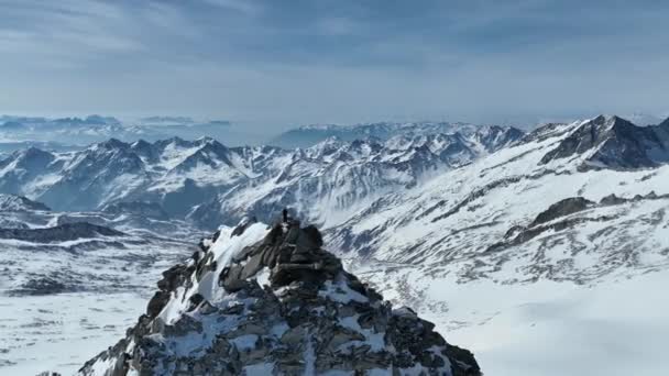 Alpinista Una Cima Rocciosa Nelle Alpi Una Giornata Invernale Soleggiata — Video Stock