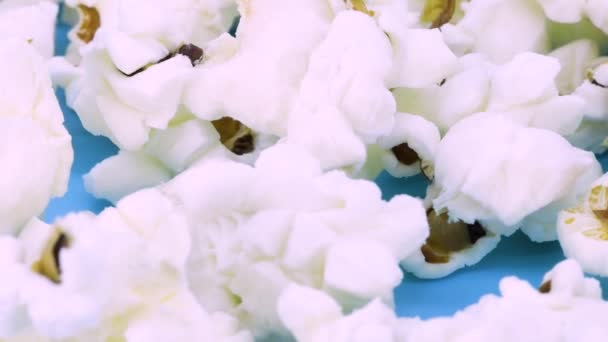 Makroaufnahme Von Popcorn Auf Blauer Oberfläche Nahaufnahme — Stockvideo