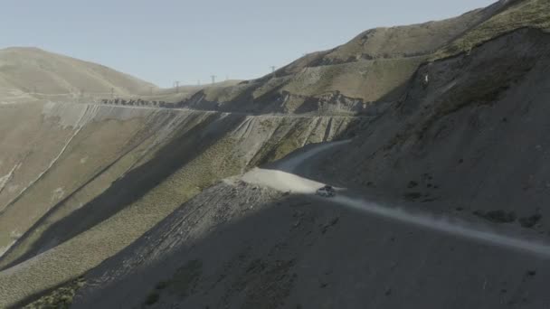 Vista Aérea Dron Rastreando Coche Conduciendo Paso Montaña Soleado Kirguistán — Vídeo de stock