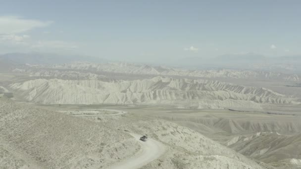 Vista Aérea Automóvil Conduciendo Por Sinuoso Camino Montaña Soleado Kirguistán — Vídeo de stock