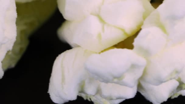 Popcorn Makro Shot Extrémní Zblízka Pohled Popcorn Rotující Černém Povrchu — Stock video