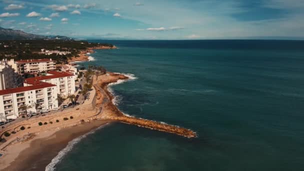 Zooma Från Kustpromenaden Ametlla Mar Tarragona Spanien Med Vågor Som — Stockvideo