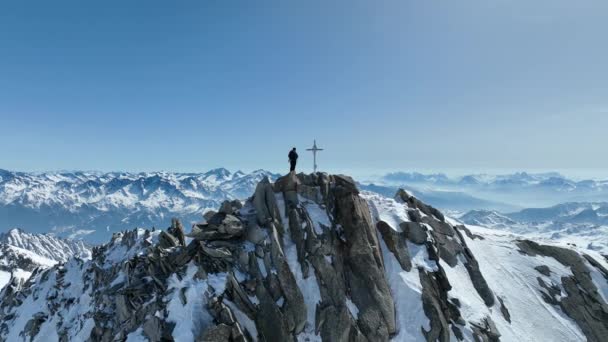 Una Persona Pie Una Cumbre Los Alpes Día Soleado Invierno — Vídeos de Stock
