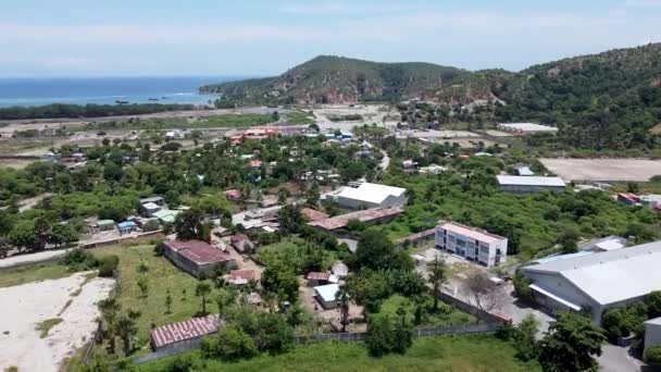 东帝汶首都帝力郊区靠近新港口发展的Tibar半农村地区的房屋 道路和海洋景观 无人驾驶飞机 — 图库视频影像