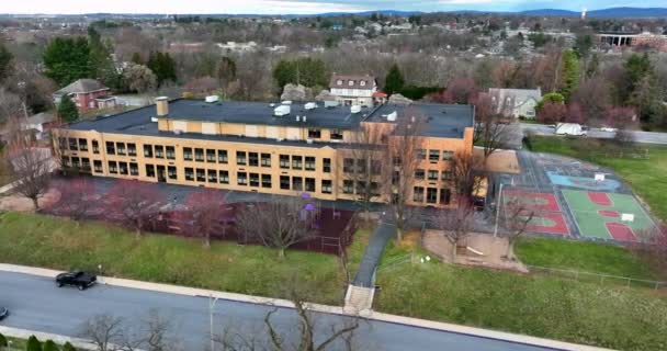 Amerikaanse Basisschool Gebouw Antenne Vaststelling Schot Met Gele Baksteen Gebouw — Stockvideo