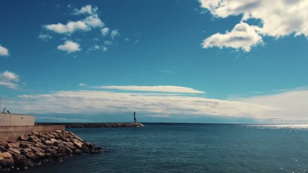 背景に灯台の桟橋とアメトラ マルのビーチでズーム ドローンショット — ストック動画
