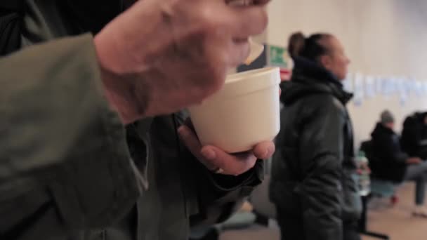 ウクライナ難民は人道支援から熱い食事を食べる ウクライナからの難民のための登録ポイント チェルム主要鉄道駅 ポーランド02 2022 — ストック動画