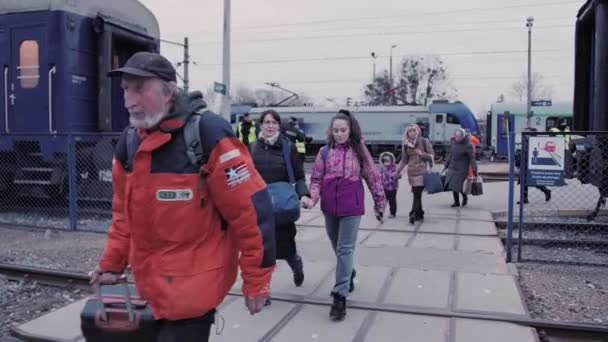 Oekraïense Vluchtelingen Stapten Uit Trein Gaan Naar Het Registratiepunt Voor — Stockvideo