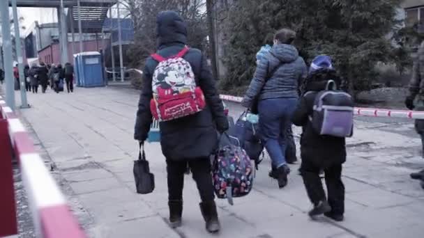 Ukrainska Flyktingar Klev Tåget Stor Grupp Människor Går Till Registreringspunkten — Stockvideo