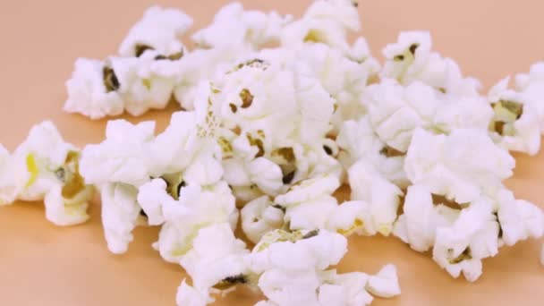 Zblízka Pohled Popcorn Rotující Oranžovém Povrchu Makro Snímek — Stock video