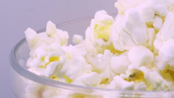 Popcorn Dorati Grassi Una Ciotola Vetro Trasparente Rotante Macro Sparato — Video Stock