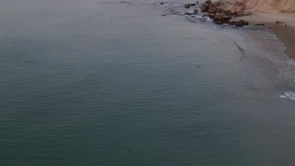 以色列 地中海岩石海岸拍摄多尔海滩日落时分从左到右 Habonim海滩 国家公园 以色列 — 图库视频影像