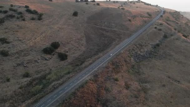 空中无人驾驶飞机观察跟踪一辆汽车驶上以色列戈兰高地高地 — 图库视频影像