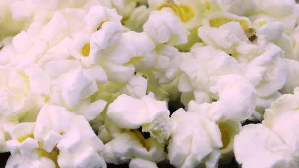 Makroaufnahme Von Schmackhaftem Popcorn Das Auf Schwarzer Oberfläche Rotiert Nahaufnahme — Stockvideo
