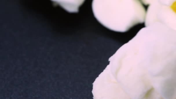 Extreme Close Zicht Van Popcorn Draaien Zwart Oppervlak Macro Schot — Stockvideo