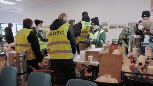 Ukrainische Flüchtlinge Vorbereitung Der Humanitären Hilfe Polen Durch Freiwillige Helfer — Stockvideo