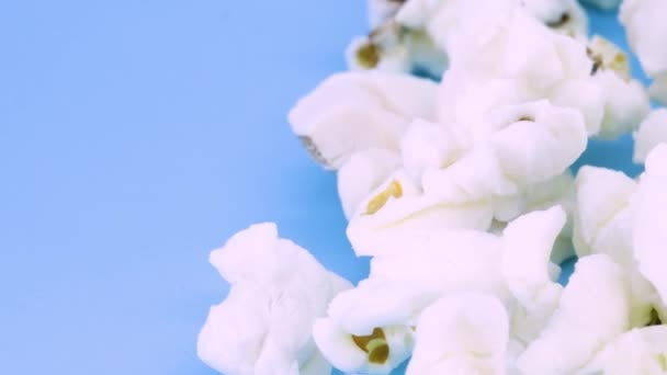 Extrem Närbild Popcorn Roterande Blå Yta Närbild — Stockvideo